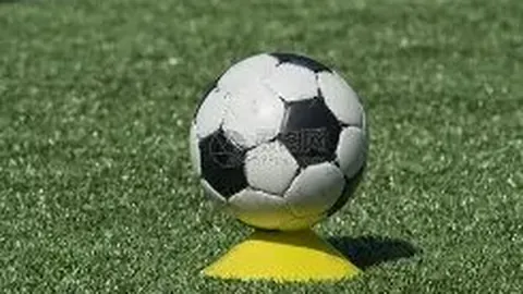 佟丽娅公布离婚消息当日现身片场，西装高跟鞋造型抢眼